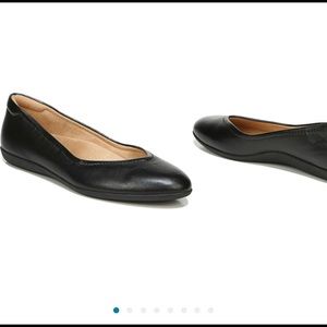 NIB Naturalizer ballet flat in 8M. Leather. Never worn.